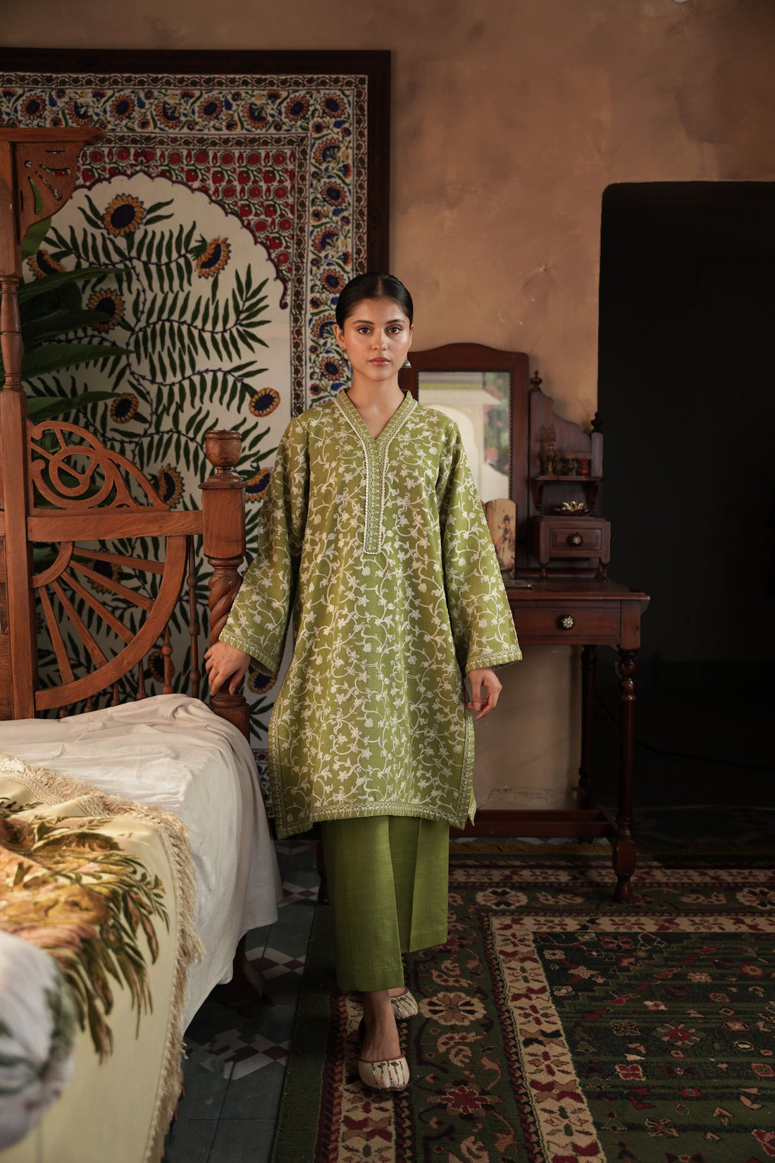 CRESS GREEN KASHMIRI AARI TWO PIECE SET (NPA2-23331)